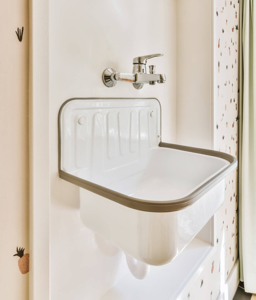 Laundry sink cleaning